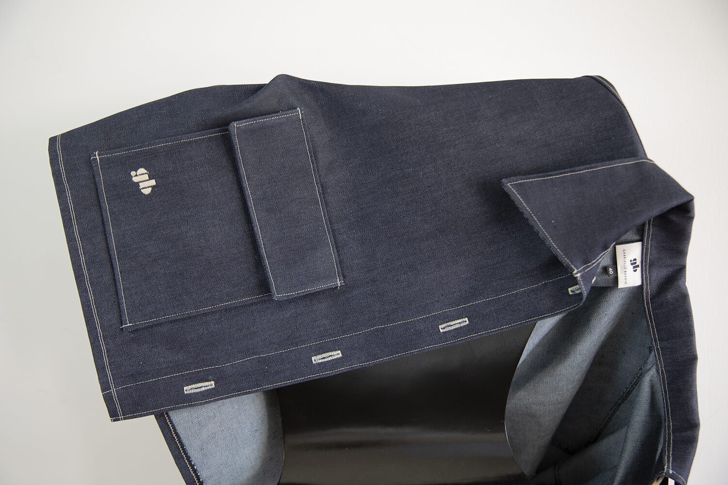 Tissu denim upcyclé utilisé dans les créations Gabrielle Baggio